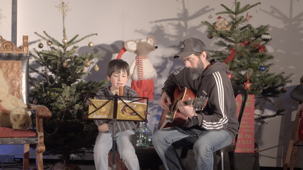 Louison raconte Roule galette accompagné de Jean-Philippe à la guitare
