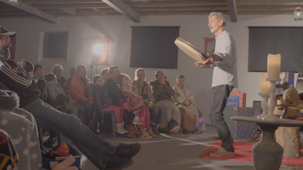 Thierry Bénéteau conteur avec son tambourin